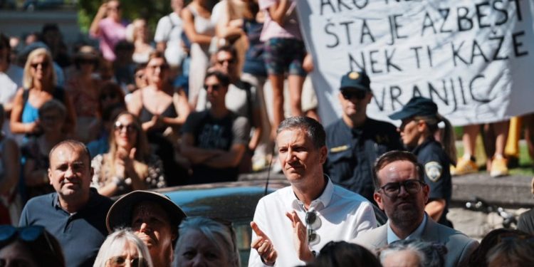 SPLIĆANI NA NOGAMA ZBOG “BOBY DREE” – BRODA KRCATOG AZBESTOM Brod mora vanka, viču prosvjednici