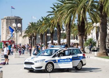 Kaos u Trogiru zbog vožnje bez kacige: 59-godišnjak napao policajku