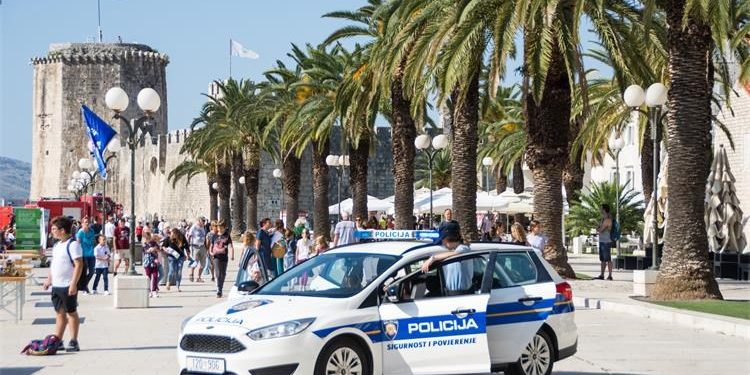 Kaos u Trogiru zbog vožnje bez kacige: 59-godišnjak napao policajku