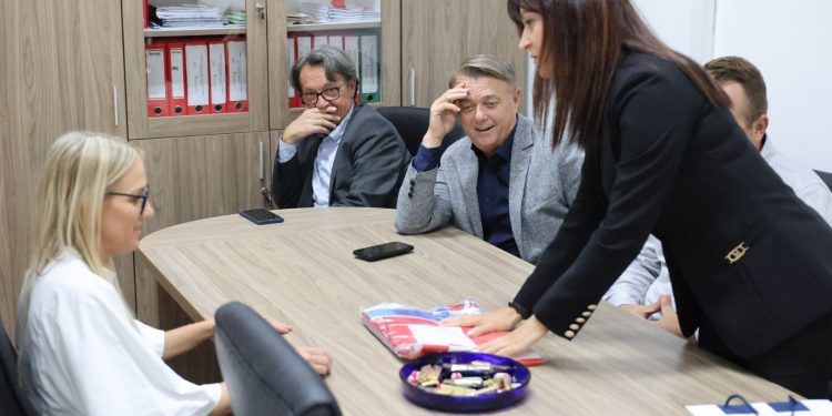 Županica školi u Dalju poklonila hrvatsku zastavu – lice ravnateljice govori sve