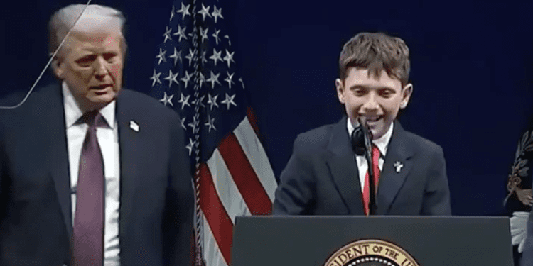 (VIDEO) Dvanaestogodišnji dječak pobunio se protiv škole zbog knjige o promjeni spola, podržao ga predsjednik Trump