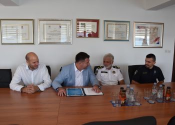 Kaštela proslavila blagdan Svetog Mihovila: Najboljim policajcem proglašen Ivan Čičmir, gradonačelnik Ivanović uručio mu nagradu