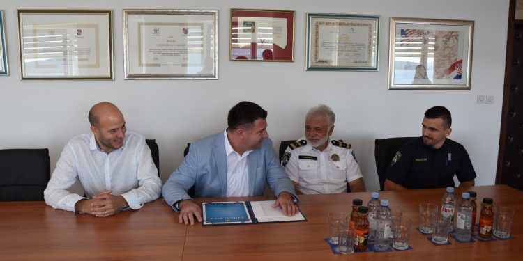 Kaštela proslavila blagdan Svetog Mihovila: Najboljim policajcem proglašen Ivan Čičmir, gradonačelnik Ivanović uručio mu nagradu