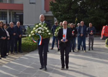 Kaštela odala počast braniteljima i Tuđmanu: vijenci i svijeće uoči Svih svetih