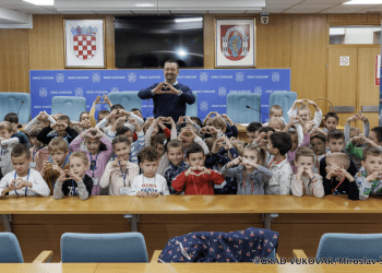 Ljubav djeci prije svega: Vukovarski vrtićarci u posjetu gradonačelniku Pavličeku