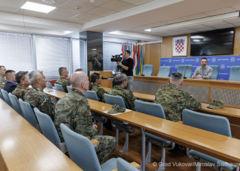 Prijem polaznika Ratne škole “Ban Josip Jelačić” u Vukovaru: Gradonačelnik Pavliček istaknuo važnost očuvanja sjećanja na Domovinski rat