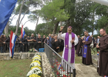 Komemoracija na Daksi: Sjećanje na žrtve bez suda – i ove godine s podrškom delegacije iz Splita