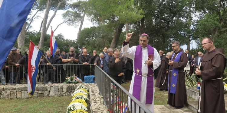Komemoracija na Daksi: Sjećanje na žrtve bez suda – i ove godine s podrškom delegacije iz Splita