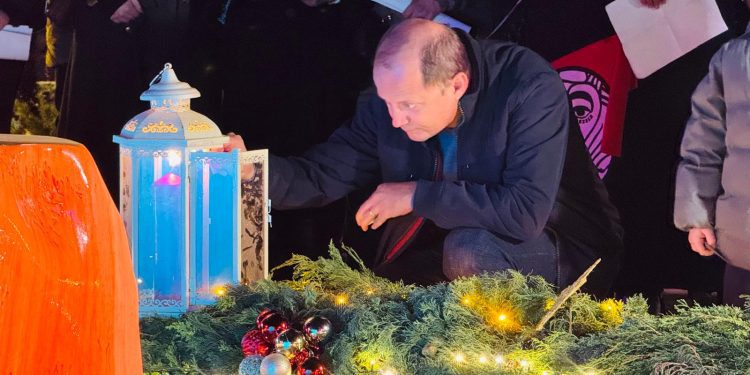 (FOTO) U Kaštel Novom upaljena prva adventska svijeća: Svjetlom nade započelo vrijeme iščekivanja Božića