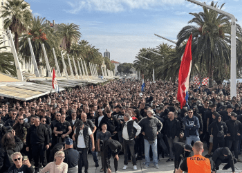(FOTO/VIDEO) Više od 10 tisuća ljudi na skupu u Splitu: “Narod je jasno rekao — dosta je nepravde”