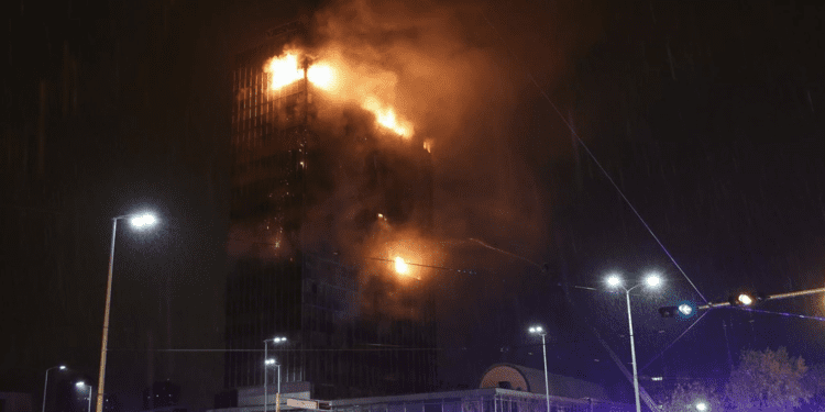 Sinoćnji požar u Vjesnikovom neboderu: Vatrogasci spriječili širenje vatre, nema ozlijeđenih