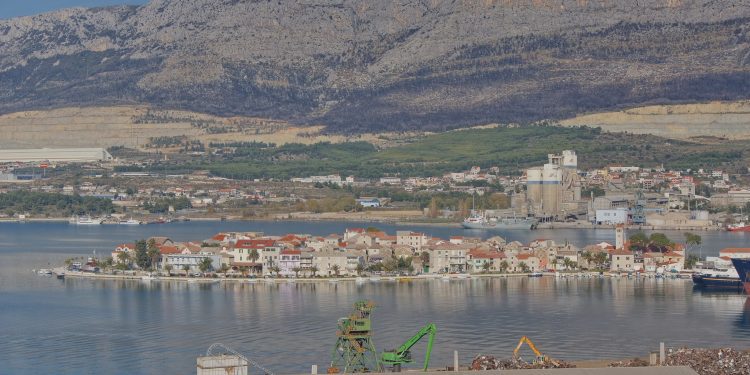 Priča iz luke Vranjic dobila novu dimenziju – Sud poništio Vladinu koncesiju. Interventna policija deložirala hrvatskog branitelja