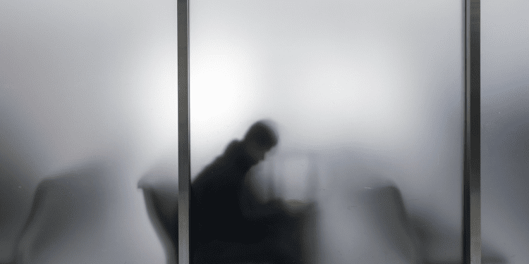 TIŠINA IZA VRATA Kad podvučemo crtu: Što ostaje iza vrata domova s PTSP-om?