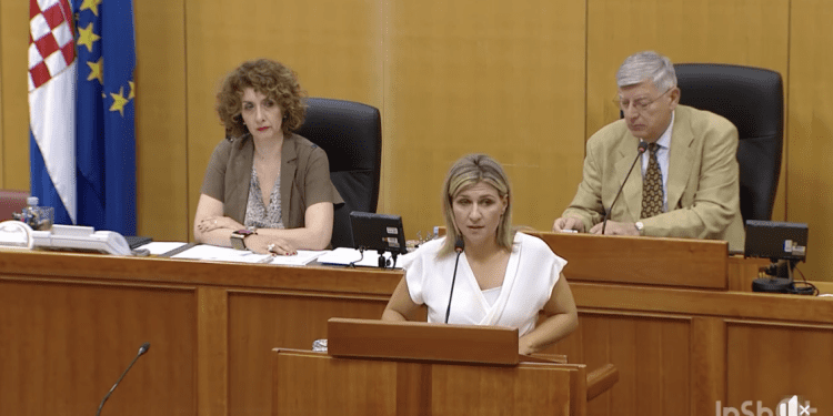 Tko se boji molitve na trgovima? Ivana Mujkić: “Zastrašujuće je molitelje prikazivati kao zlostavljače i ubojice”