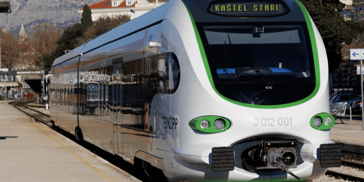 Prvi baterijski vlak u redovnom prometu: Split – Kaštel Stari – Split