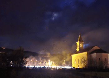 I ovaj Badnjak, kao i davno prije: U Cisti Velikoj opet su planula svjetla tradicije