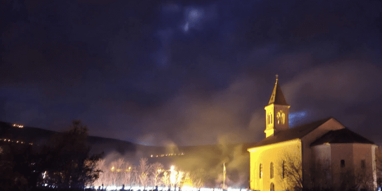 I ovaj Badnjak, kao i davno prije: U Cisti Velikoj opet su planula svjetla tradicije