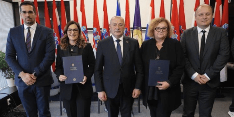 Most između djece, povijesti i budućnosti: Uručeni sporazumi za posjete učenika iz BiH Vukovaru i priznanja za najbolje priče o Domovinskom ratu