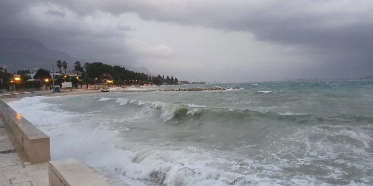 Kaštela jutro nakon olujnog juga: Valovi razbili rivu i potopili brodice, vatrogasci odradili više od 200 intervencija