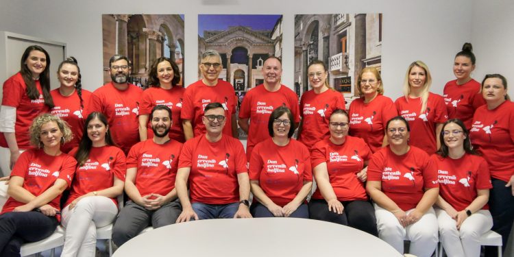 Klinika za neurologiju KBC-a Split obilježava Dan crvenih haljina: Moždani udar odnosi više života žena nego karcinom dojke. Od 10 moždanih udara 6 je u žena