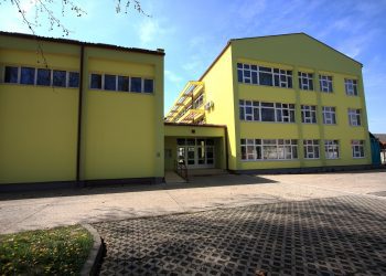 Ravnateljica koja nije htjela izvjesiti hrvatsku zastava na školi – sada zbog financija pod okom državnog odvjetništva, roditeljima prekipjelo