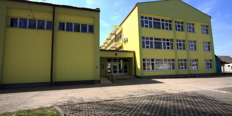 Ravnateljica koja nije htjela izvjesiti hrvatsku zastava na školi – sada zbog financija pod okom državnog odvjetništva, roditeljima prekipjelo