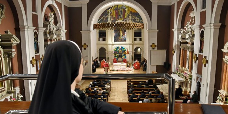 Sinj u molitvi blaženom Stepincu: Plamen vjere pred Gospinim oltarom