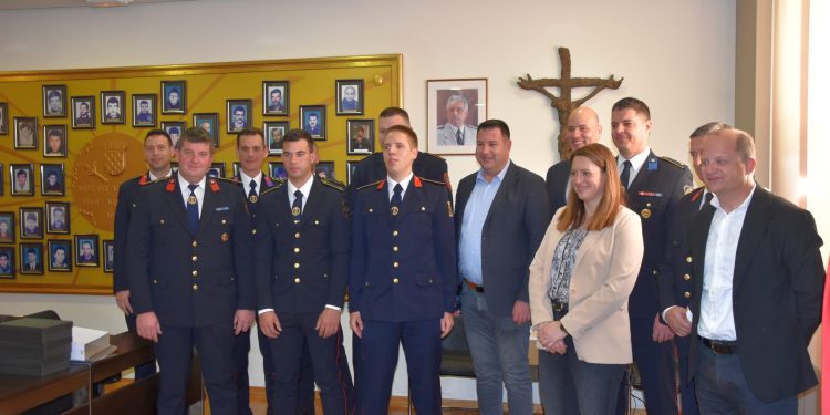 Povodom Dana grada Kaštela upriličen prijem za najbolje vatrogasce 2025. godine – priznanja uručena trojici mladih operativaca iz kaštelanskih DVD-ova