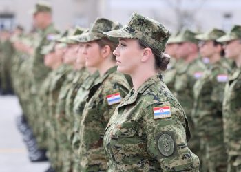 (FOTO/VIDEO)Emocije u vojarni: Thompsonova Diva položila prisegu, okupljeni navalili na poznatog pjevača