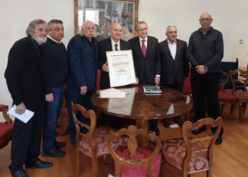 Branitelji uručili priznanje akademiku Kuzmi Kovačiću u HAZU-u