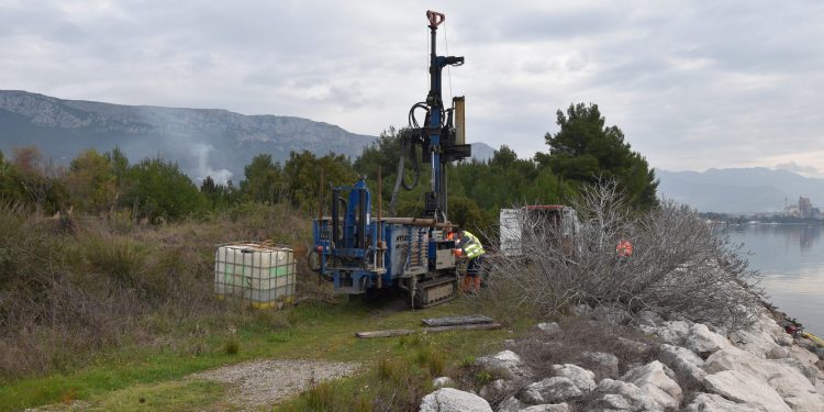 Konačno pomak na kaštelanskom Jugovinilu: Bušenja, uzorkovanja i snimanja otkrivaju stanje tla i mora