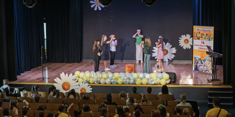 “Dica i ČAkavica” oduševile Trogir: Više od 330 djece čuvara čakavske riječi pokazalo zašto baština nije prošlost, nego budućnost