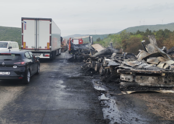 Vozač zgrabio torbicu i pobjegao, od kamiona ostala samo hrpa lima: Cronika.hr donosi ekskluzivne fotografije Petra Malbaše s mjesta nesreće kod Udbine