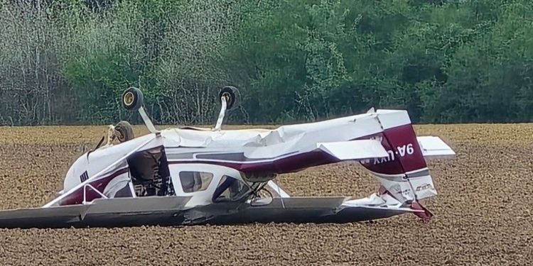 Motor stao, avion se prevrnuo — i pilot izašao sam iz olupine. Ovo je ta priča