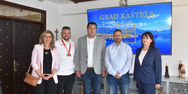 Brončani europski prvak iz Kaštela: Grad priredio svečani prijem za futsal reprezentativca Iliju Peraka