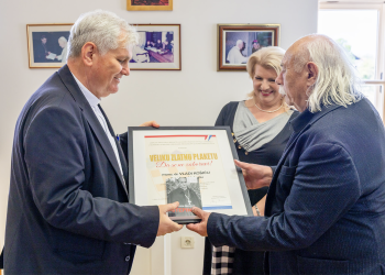 (FOTO) Župnik Hrastovice i Petrinje u ratu, sisački biskup danas: Košić dobio plaketu “Da se ne zaboravi”