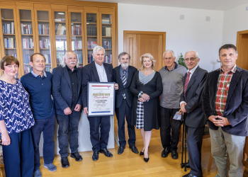 (FOTO) Župnik Hrastovice i Petrinje u ratu, sisački biskup danas: Košić dobio plaketu “Da se ne zaboravi”