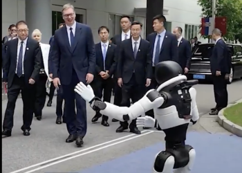 (VIDEO) Vučić nakon posjete Kini obećao Srbima: “Za dva mjeseca Šabac će biti prvi grad u Europi s humanoidnim robotima” — a oni već igraju Žikino kolo bolje od njega