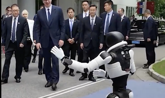 (VIDEO) Vučić nakon posjete Kini obećao Srbima: “Za dva mjeseca Šabac će biti prvi grad u Europi s humanoidnim robotima” — a oni već igraju Žikino kolo bolje od njega