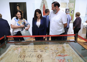U Muzeju Slavonije otvorena izložba za 150 godina HPD Lipa: “Listovi prošlosti, glasovi vječnosti”