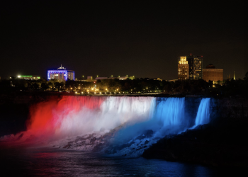 FOTO/VIDEO Hrvati u Ontariju obilježili Dan državnosti: Toronto i Niagara Falls u hrvatskim bojama