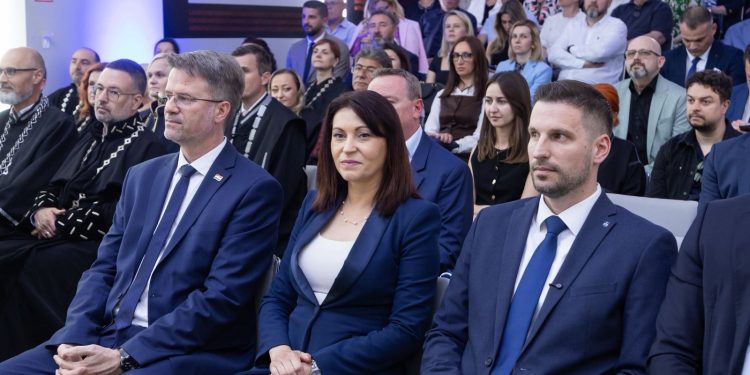 Ekonomski fakultet Osijek proslavio 65. obljetnicu: Novi Bloomberg financijski laboratorij i 13 500 diplomiranih studenata kao dokaz izvrsnosti
