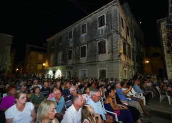 Kaštelansko kulturno i zabavno ljeto otvoreno spektaklom “Priča agave”: Bezvremenski stihovi Tome Bebića oduševili publiku na prepunom Brcu