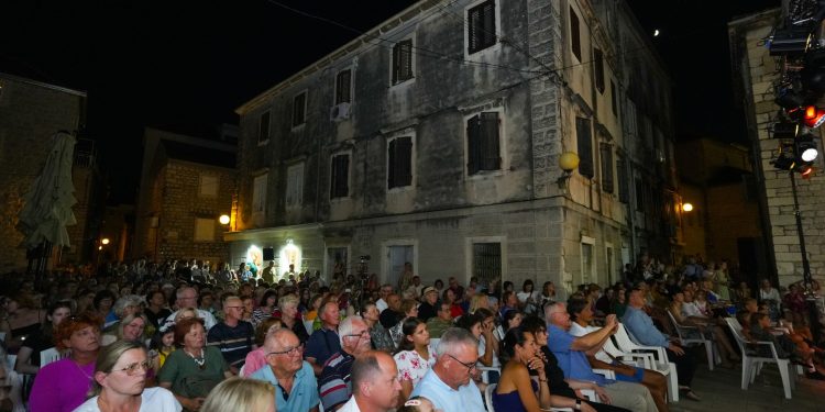 Kaštelansko kulturno i zabavno ljeto otvoreno spektaklom “Priča agave”: Bezvremenski stihovi Tome Bebića oduševili publiku na prepunom Brcu