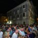 Kaštelansko kulturno i zabavno ljeto otvoreno spektaklom “Priča agave”: Bezvremenski stihovi Tome Bebića oduševili publiku na prepunom Brcu