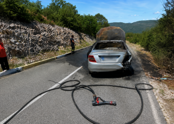 (FOTO) Automobil izgorio na cesti prema Radošiću: Vatrogasci spriječili širenje požara, promet i dalje u prekidu