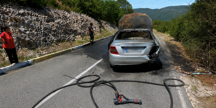 (FOTO) Automobil izgorio na cesti prema Radošiću: Vatrogasci spriječili širenje požara, promet i dalje u prekidu