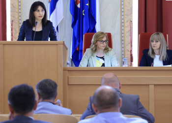 Osječko-baranjska županija ulaže u sport, vrtiće i poduzetništvo: Potpisani ugovori vrijedni 400.000 eura