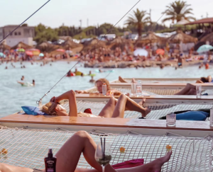 Zašto baš Divulje? Priča o plaži koja je u Kaštelima postala sinonim za dobro ljeto