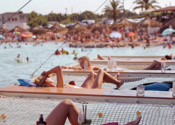Zašto baš Divulje? Priča o plaži koja je u Kaštelima postala sinonim za dobro ljeto